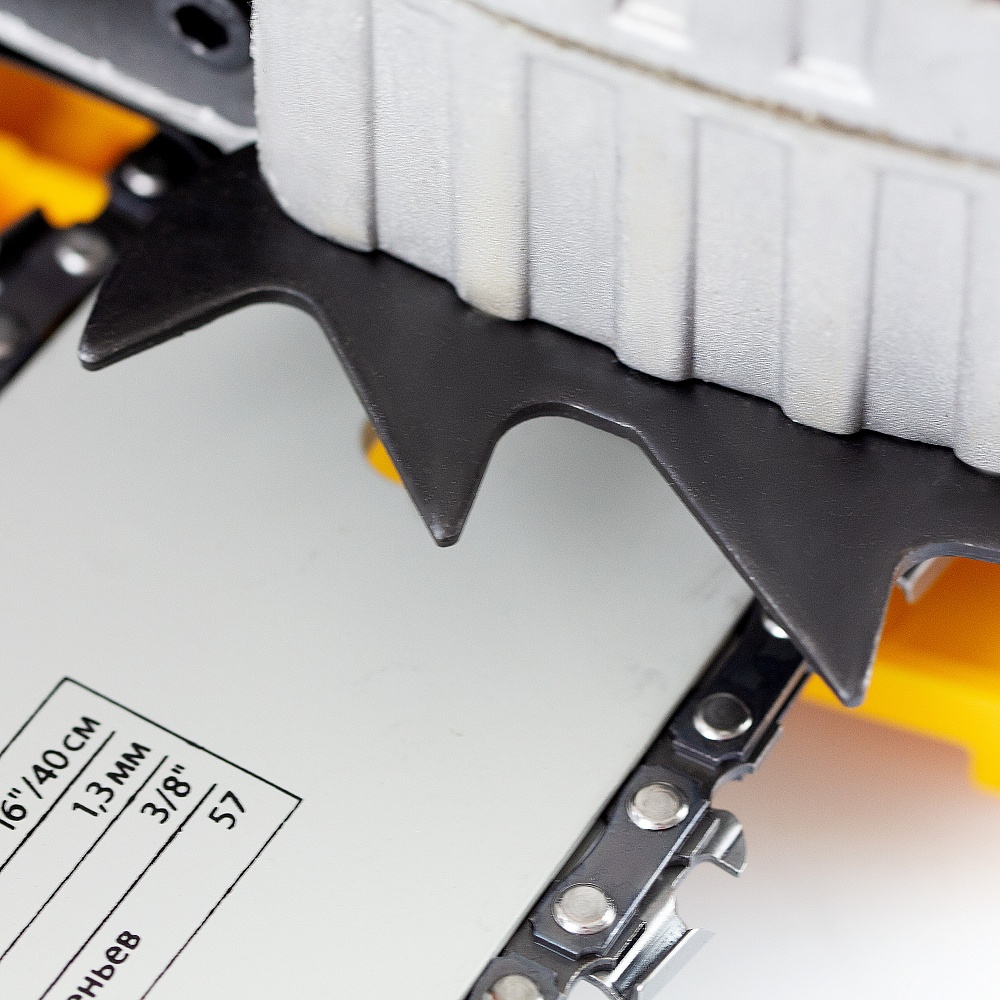 Пила цепная бензиновая DGS-5218, шина 45 см, 52 см3, 3.5 л.с, шаг 0.325, паз 1.5 мм, 72 звена Denzel